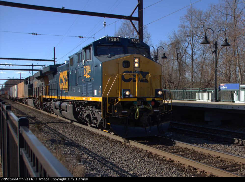 CSX 7304 leading I030